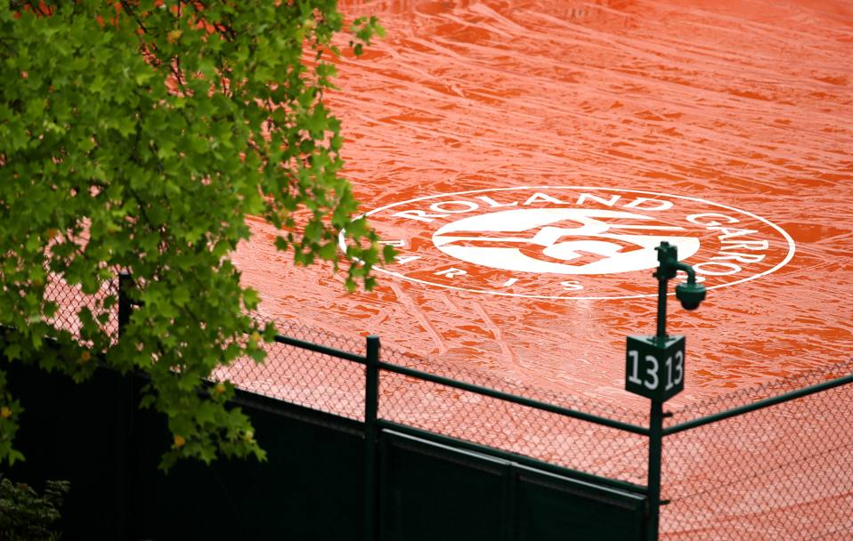 I campi del Roland Garros bagnati (Getty Images)
